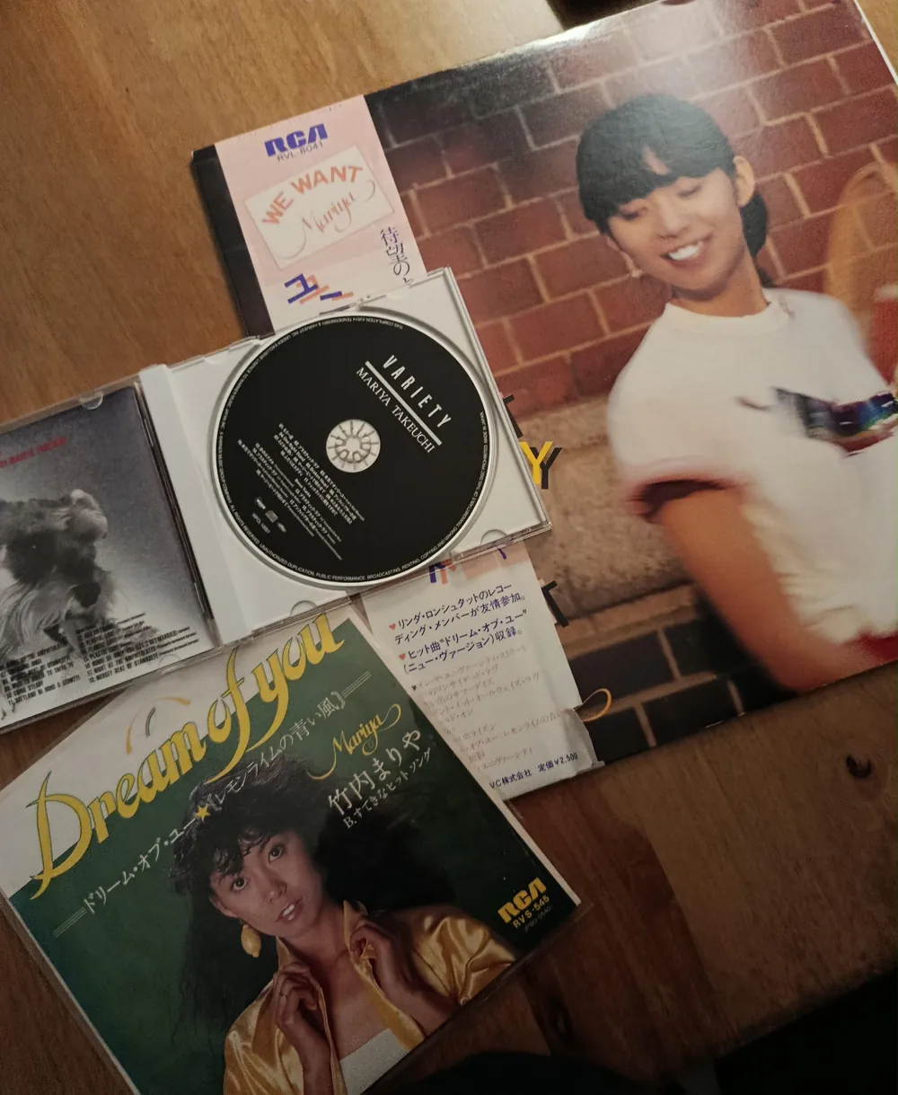 L'LP University Street con la fascia obi, il CD Variety e il 45 giri Dream of You sul tavolo